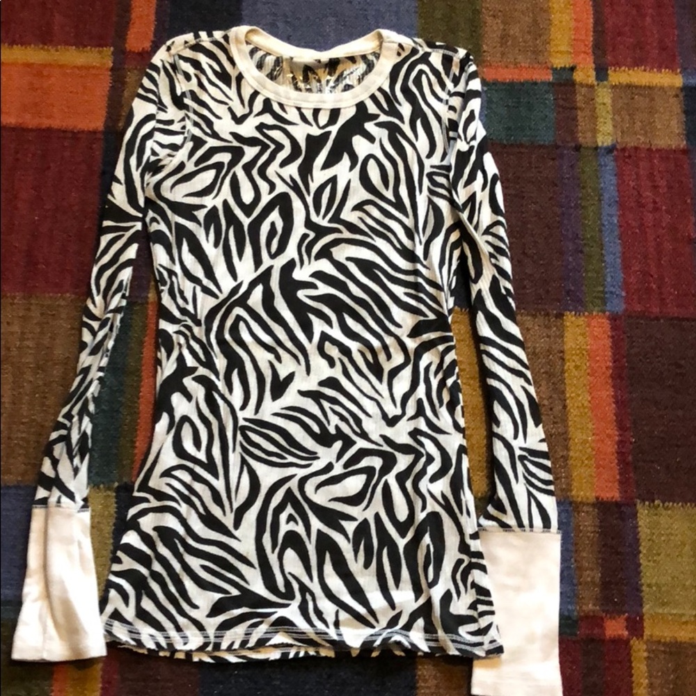 Black and white print top